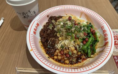 しびれる辛さが特徴の「重慶小麺」(10月、香港)