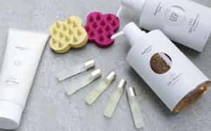 時間が記されたネイルオイル(中央下)、硬さの異なるkenzan(同上)、リニューアルしたヘアケア製品。どれもシンプルなデザインが特徴だ 時間が記されたネイルオイル(中央下)、硬さの異なるkenzan(同上)、リニューアルしたヘアケア製品。どれもシンプルなデザインが特徴だ