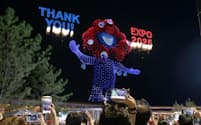 大阪万博の閉幕日に夜空を彩るドローンショーで描かれたミャクミャク(13日、大阪市此花区)