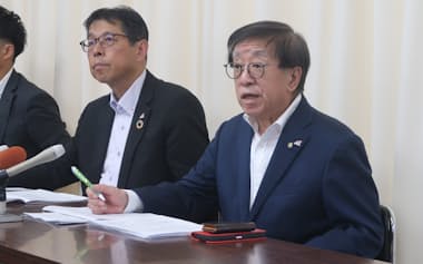 決算について説明する田中社長㊨