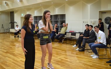 東京芸術劇場のリハーサル室で寸劇を演じる参加者。右端は演出家のバッサム・ガジさん(東京都豊島区)