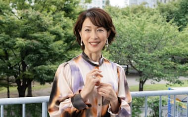 わかむら・まゆみ 1967年東京都生まれ。87年に俳優デビュー。11月に始まる舞台「飛び立つ前に」では主人公の妻を演じ、東京から兵庫、鳥取など6カ所で公演する。2024年の能登半島地震後は「笑顔のバトン」プロジェクトを立ち上げて復興支援に取り組む。