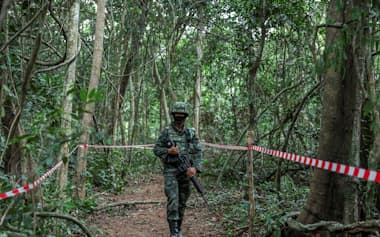 タイとカンボジアの緊張は続いている(8月、タイとカンボジアの国境付近で哨戒するタイ兵士)=ロイター