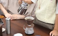 親子が力を合わせてコーヒーを入れた