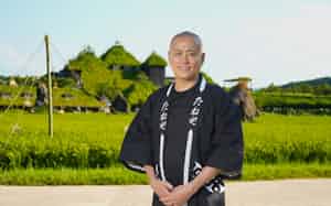 「ラ コリーナ近江八幡」の風景を背に立つ山本昌仁氏(滋賀県近江八幡市) 「ラ コリーナ近江八幡」の風景を背に立つ山本昌仁氏(滋賀県近江八幡市)