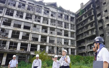 老朽化する軍艦島の建造物について、清水建設の技術者らが説明した(長崎市の許可を得て撮影)
