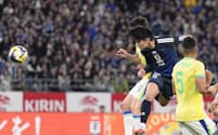 日本―ブラジル 後半、ヘディングで決勝ゴールを決める上田(味の素スタジアム)=共同