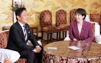 会談に臨む自民党の高市総裁(右)と国民民主党の玉木代表(15日、国会内)