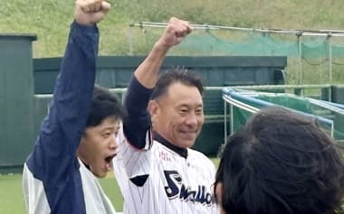 秋季練習が始まり、あいさつで気勢を上げるヤクルトの池山隆寛新監督(中央)と塩見(15日、埼玉県戸田市)=共同