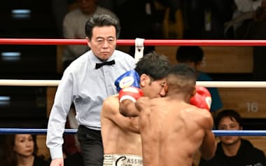 レフェリーとして試合を裁く中村勝彦氏(15日、東京・後楽園ホール)