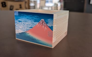 米国人には人気の浮世絵のイラストが入った升も開発中だ