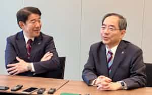 東京科学大の大竹理事長㊧と田中学長(9月、東京都港区) 東京科学大の大竹理事長㊧と田中学長(9月、東京都港区)