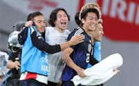ブラジル代表に逆転勝ちして歓喜する南野拓実(中央)ら日本イレブン。14度目の対戦で日本サッカー史上初めてとなる「王国」からの白星を挙げた