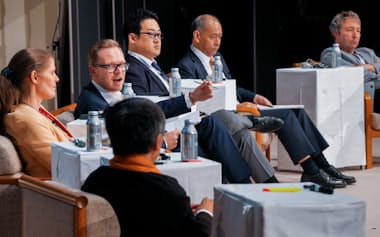 討論するマルクス・ガブリエル氏(右から4人目)らパネリスト(9月24日、京都市左京区)
