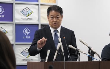 記者会見する長崎幸太郎知事(16日、山梨県庁)