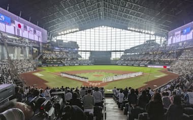 CSファーストステージ第1戦の試合前に整列する日本ハムとオリックスの選手(11日、エスコンフィールド)=共同
