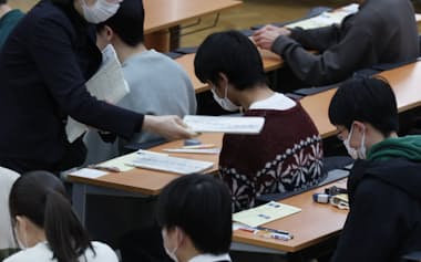 大学受験にかかる費用にも備えが必要だ(大学入学共通テストに臨む受験生)