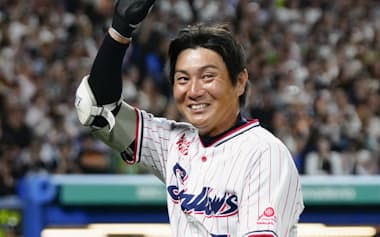 20年の現役生活最後の打席を終えて手を振る川端。代打の神様と呼ばれた(9月28日、神宮球場)=共同