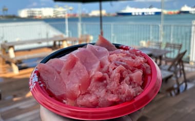 「なはまぐろ市場」の2階テラスで即席のマグロ丼を味わった(10月17日、那覇市)