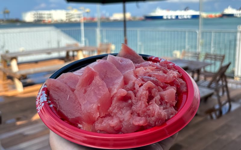 「なはまぐろ市場」の2階テラスで即席のマグロ丼を味わった(10月17日、那覇市) 「なはまぐろ市場」の2階テラスで即席のマグロ丼を味わった(10月17日、那覇市)