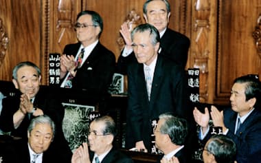 衆院本会議で首相に指名された社会党の村山富市委員長(1994年6月29日)=共同