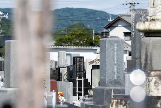 岳叟(がくそう)寺に立つ、黒い御影石の勝見家累代の墓。藤枝静男(本名勝見次郎)は泉下で一家だんらんをしているだろうか=三浦秀行撮影 岳叟(がくそう)寺に立つ、黒い御影石の勝見家累代の墓。藤枝静男(本名勝見次郎)は泉下で一家だんらんをしているだろうか=三浦秀行撮影