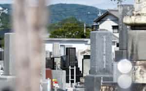 岳叟(がくそう)寺に立つ、黒い御影石の勝見家累代の墓。藤枝静男(本名勝見次郎)は泉下で一家だんらんをしているだろうか=三浦秀行撮影 岳叟(がくそう)寺に立つ、黒い御影石の勝見家累代の墓。藤枝静男(本名勝見次郎)は泉下で一家だんらんをしているだろうか=三浦秀行撮影