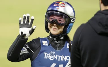 ノルディックスキーのジャンプ女子で2回目の飛躍を終え、観客に手を振る高梨沙羅=バルディフィエメ(共同)