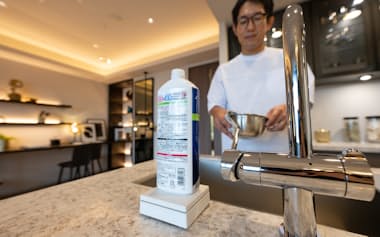 食器用洗剤を乗せたセンサー(16日、東京都港区)