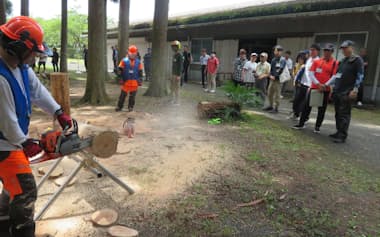 かごしま林業大学校のオープンキャンパスでは、チェーンソーの操作実演などが行われた(7月、鹿児島県姶良市)