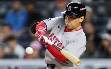 ヤンキースとのワイルドカードシリーズ第1戦の七回、代打で逆転の2点打を放つレッドソックス・吉田(ニューヨーク)=AP