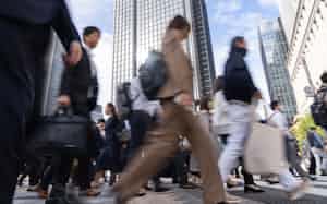 若手を中心に早く退職したいと考える人は増えている(東京都千代田区での通勤風景) 若手を中心に早く退職したいと考える人は増えている(東京都千代田区での通勤風景)