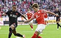 レーバークーゼン戦で攻め込むマインツの佐野㊨(18日、マインツ)=共同