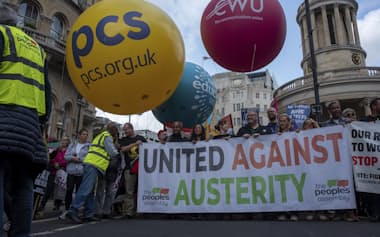 6月、ロンドン中心部で政府の緊縮財政策に反対するデモ。インフレと財政赤字が続く中、欧州でも歳出削減への反発が広がる=AP