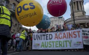 6月、ロンドン中心部で政府の緊縮財政策に反対するデモ。インフレと財政赤字が続く中、欧州でも歳出削減への反発が広がる=AP 6月、ロンドン中心部で政府の緊縮財政策に反対するデモ。インフレと財政赤字が続く中、欧州でも歳出削減への反発が広がる=AP