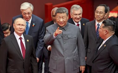 抗日戦争勝利80年記念行事に出席した中国の習近平国家主席(中央)とロシアのプーチン大統領(左)、北朝鮮の金正恩朝鮮労働党総書記(9月3日、北京)=タス共同