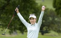 最終日、優勝を決め喜ぶ木村彩子(19日、東急セブンハンドレッド)=共同