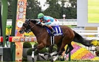 第30回秋華賞で優勝し、牝馬2冠を獲得したエンブロイダリー(19日、京都競馬場)=共同