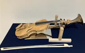 抑留下で自作されたというラッパのついたバイオリンを再現(立命館大学国際平和ミュージアムでの展示風景) 抑留下で自作されたというラッパのついたバイオリンを再現(立命館大学国際平和ミュージアムでの展示風景)