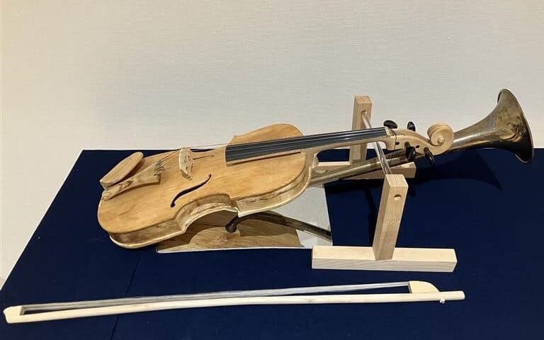 抑留下で自作されたというラッパのついたバイオリンを再現(立命館大学国際平和ミュージアムでの展示風景) 抑留下で自作されたというラッパのついたバイオリンを再現(立命館大学国際平和ミュージアムでの展示風景)