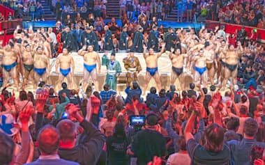 大相撲ロンドン公演の閉会式を終え、観客に手を振る力士ら(19日、ロンドン)