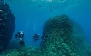 考古学者のキャスリーン・マルティネス氏と、沈没したタイタニック号の発見者として名高いボブ・バラード氏は、エジプトのタップ・オシリス・マグナ遺跡の近くの海底に沈んだ人工構造物を発見した。この発見は、古代エジプトの女王クレオパトラ7世の墓をめぐる2000年にわたる謎の解明に重要な進展をもたらすと考えられている。研究チームは、アンフォラや複数の錨、磨き上げられた床、そびえ立つ柱などが発見されたこの場所を、海中に沈んだ古代の港だと考えている。(COURTESY NATIONAL GEOGRAPHIC) 考古学者のキャスリーン・マルティネス氏と、沈没したタイタニック号の発見者として名高いボブ・バラード氏は、エジプトのタップ・オシリス・マグナ遺跡の近くの海底に沈んだ人工構造物を発見した。この発見は、古代エジプトの女王クレオパトラ7世の墓をめぐる2000年にわたる謎の解明に重要な進展をもたらすと考えられている。研究チームは、アンフォラや複数の錨、磨き上げられた床、そびえ立つ柱などが発見されたこの場所を、海中に沈んだ古代の港だと考えている。(COURTESY NATIONAL GEOGRAPHIC)