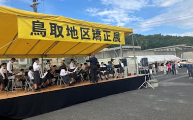 会場では地元中学生の演奏も披露された(18日、鳥取市の鳥取刑務所)