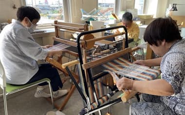 2階のアトリエでは、作家たちが黙々と作品作りを行っていた