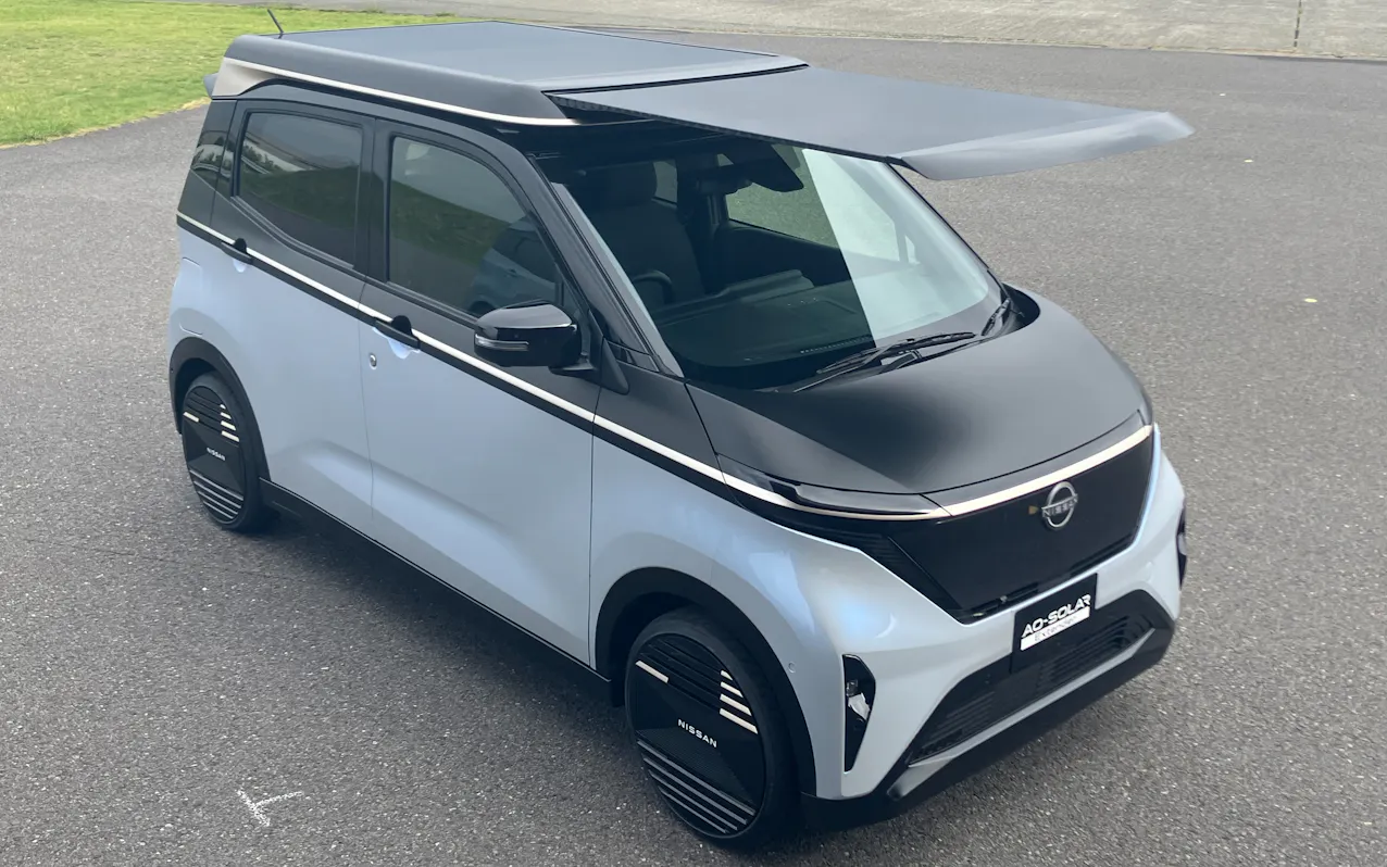 日産、太陽光パネル設置のEV「サクラ」試作 モビリティショーで公開 - 日本経済新聞