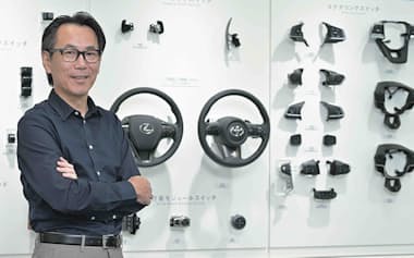 東海理化デザイン部長の松岡嘉之氏 1993年東海理化に入社。デザイン部モデル課配属、製品開発デザインモック製作などを担当。2002年米CALTYに出向、22年愛知県優秀技術者(あいちの名工)、23年プロダクトデザイン室長製品デザイン開発。24年から現職(撮影:上野英和)