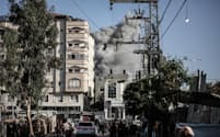 難民キャンプへのイスラエル軍の攻撃後に立ち上る煙(19日、ガザ中部)=ゲッティ・共同