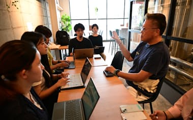 タビッポのメンバー㊧と地元の事業者が新サービスについて議論した(4日、香川県琴平町)