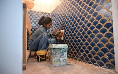 タイの建設現場で働くカンボジア人女性(9月下旬、バンコク)