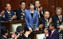 衆院本会議で首相に選出され、起立する自民党の高市早苗総裁(21日)